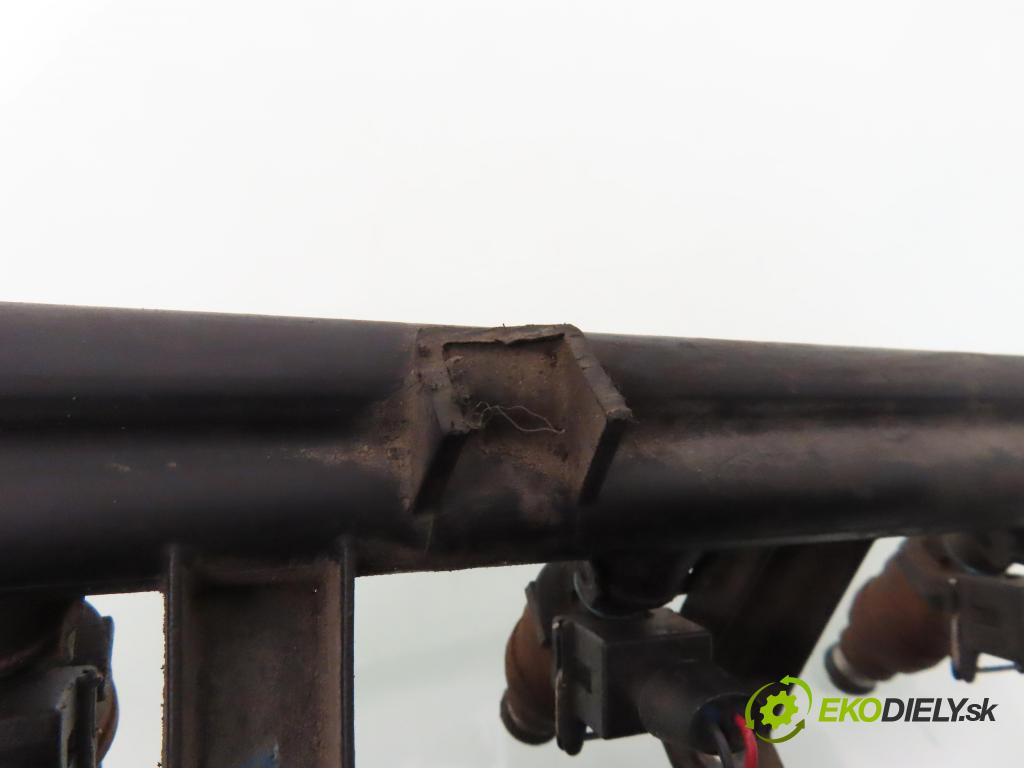 PEUGEOT 406 (8B) SEDAN 1999 81,00 1.8 16V - LFY (XU7JP4) 1761,00 lišta vstřikovací D3172MA ; 9621783580 (Vstřikovací lišta)