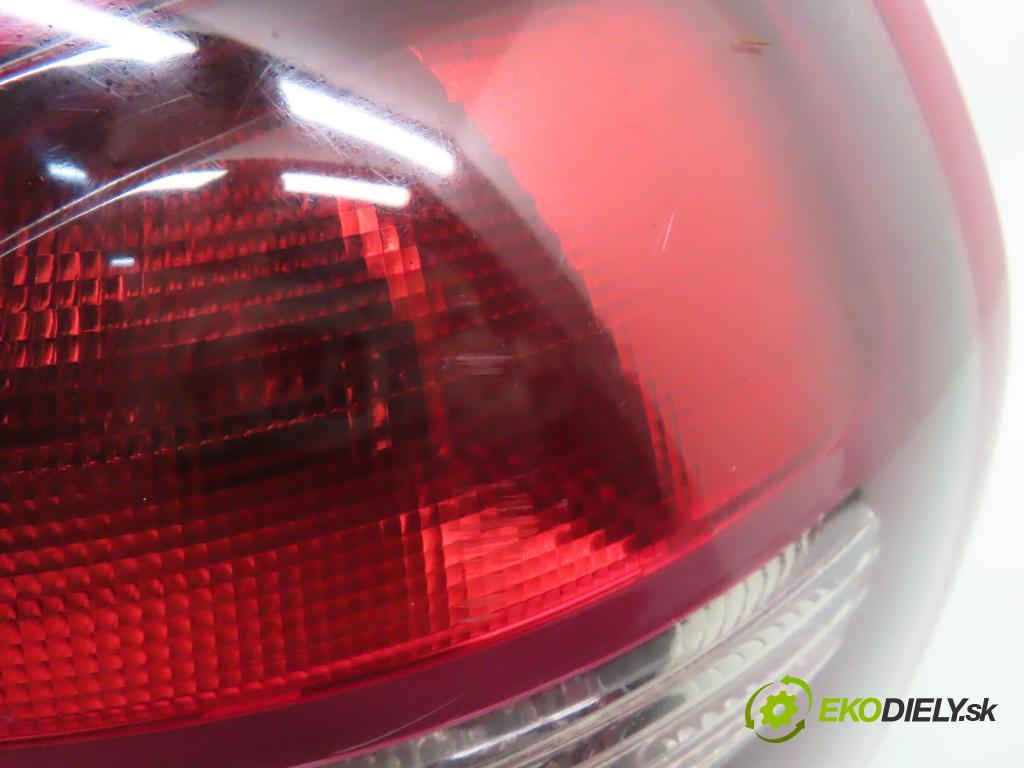 NISSAN ALMERA II (N16) HB 2000 84,00 1.8 - QG18DE 1769,00 světlo pravé zadní 236876
