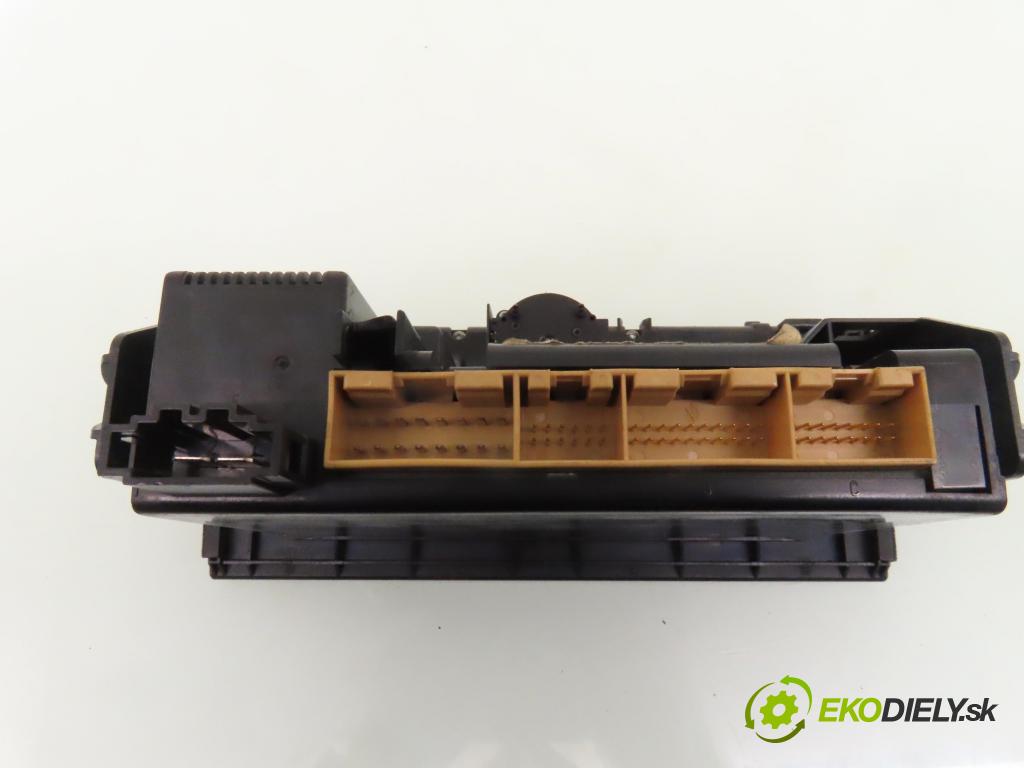 AUDI A3 (8L1) HB 1998 92,00 1.8 - AGN 1781,00 Panel kúrenia KLIMATRONIK 8L0820043H ; 5HB00818400
