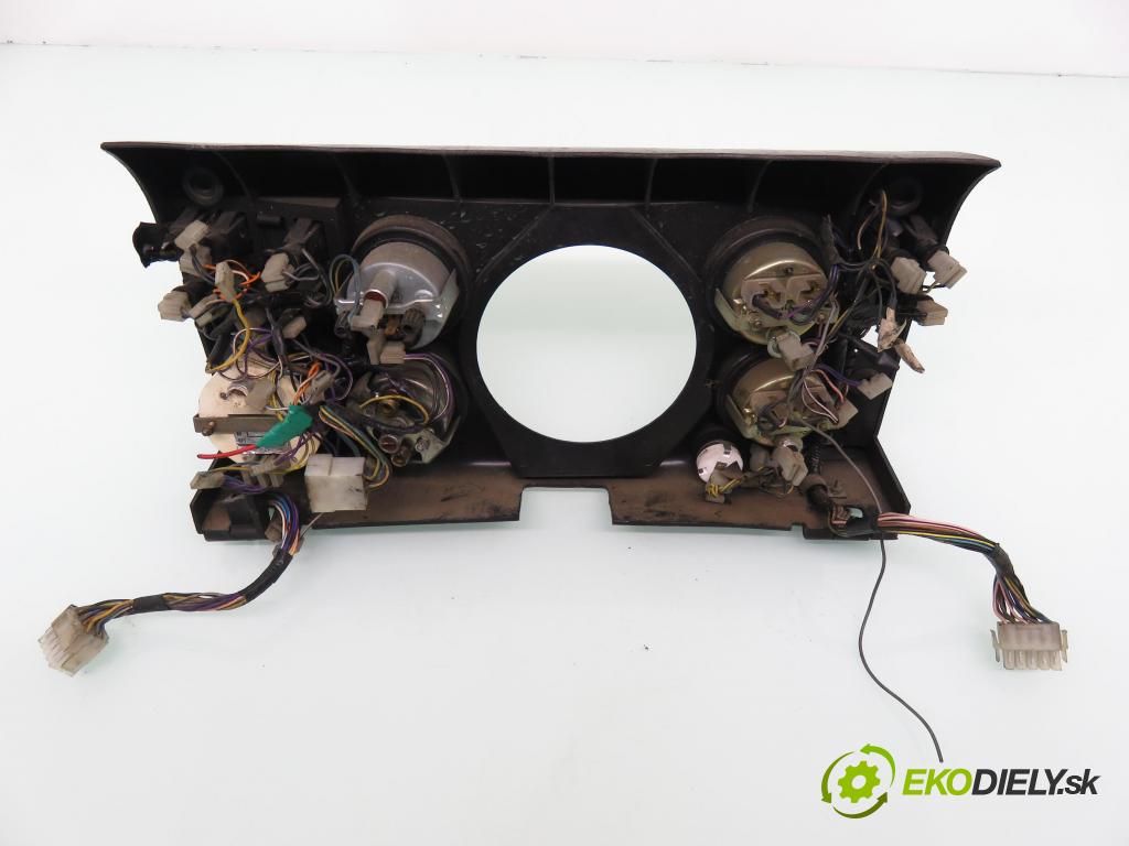 FSC STAR 742 4X2 KABINA/PLATFORMA 1996 77,00 4.4 4,40 Obal prístrojovky