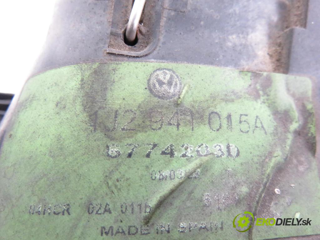 VW GOLF IV (1J1) HB 1999 55,00 1.4 16V 75 - AKQ 1390,00 Svetlo LP 1J2941015A