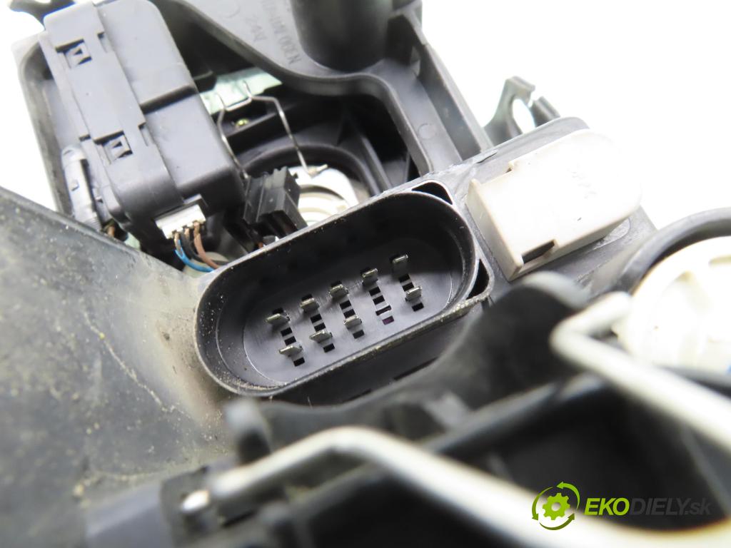 AUDI A4 (8E2, B6) SEDAN 2001 96,00 2.0 20V 130 - ALT 1984,00 Svetlo PP 8E0941004F ; 8E0990008F