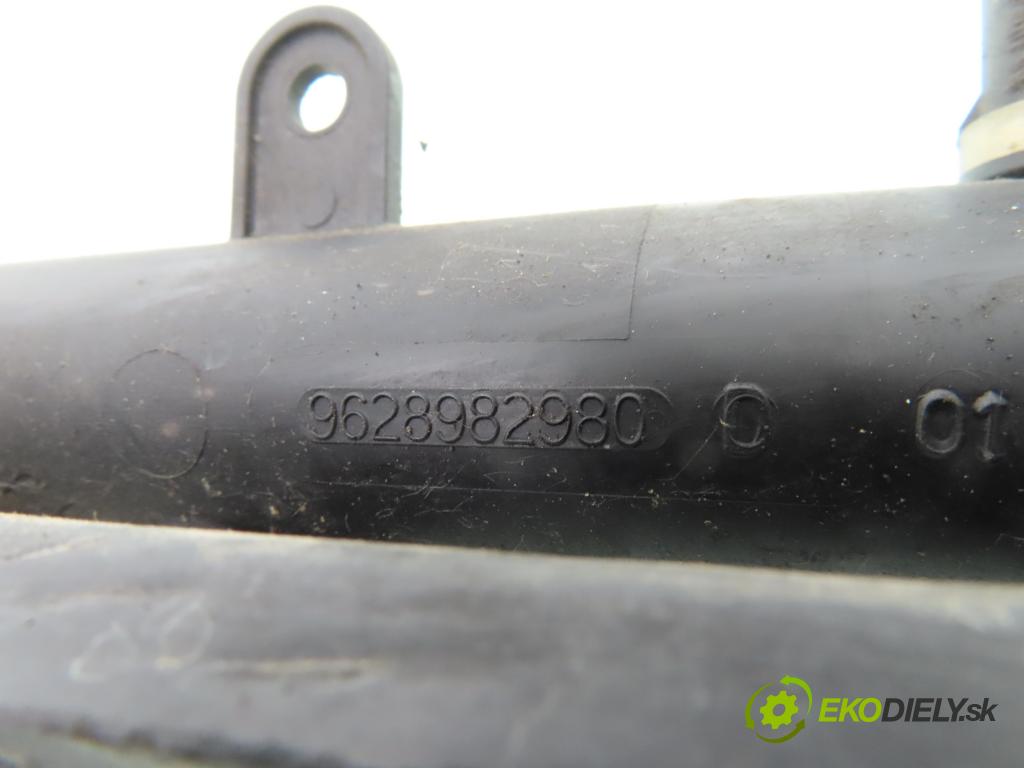 PEUGEOT 206 liftback (2A/C) HB 2002 55,00 1.4 75 - KFW 1360,00 Lišta vstrekovacia 9628982980D ; 9638128080 (Vstrekovacia lišta)