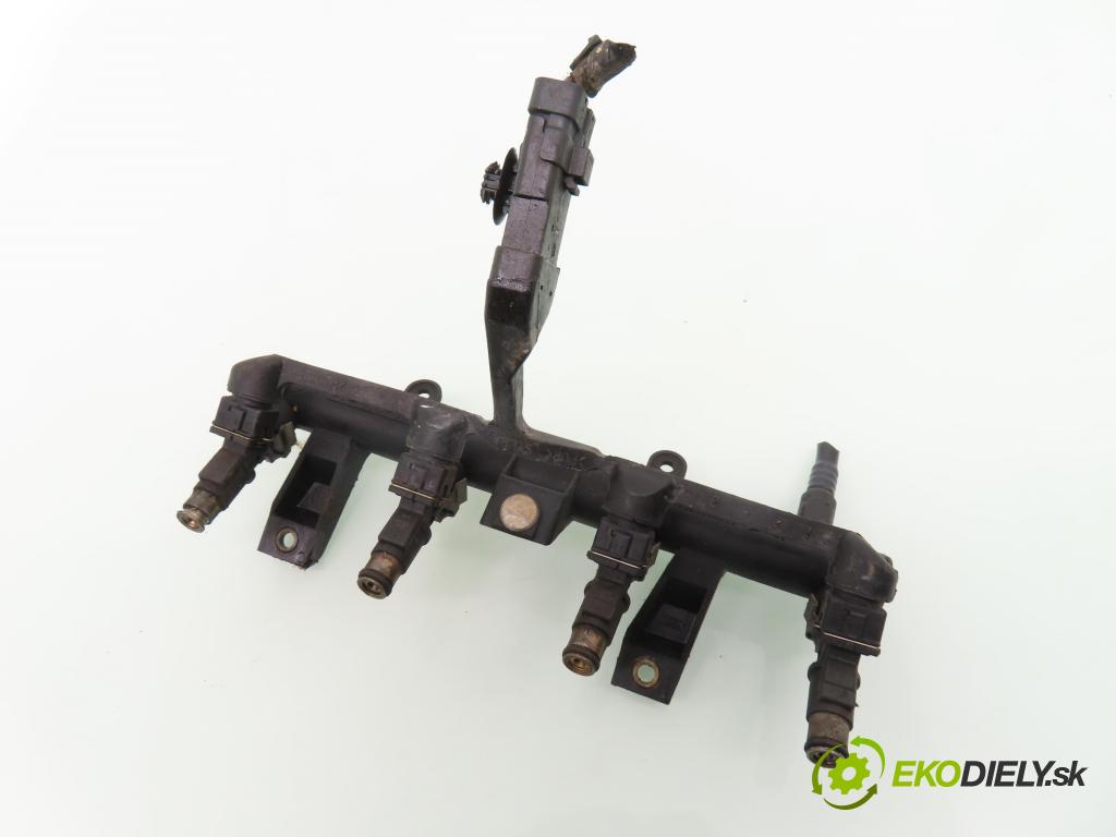 PEUGEOT 206 liftback (2A/C) HB 2002 55,00 1.4 75 - KFW 1360,00 Lišta vstrekovacia 9628982980D ; 9638128080 (Vstrekovacia lišta)