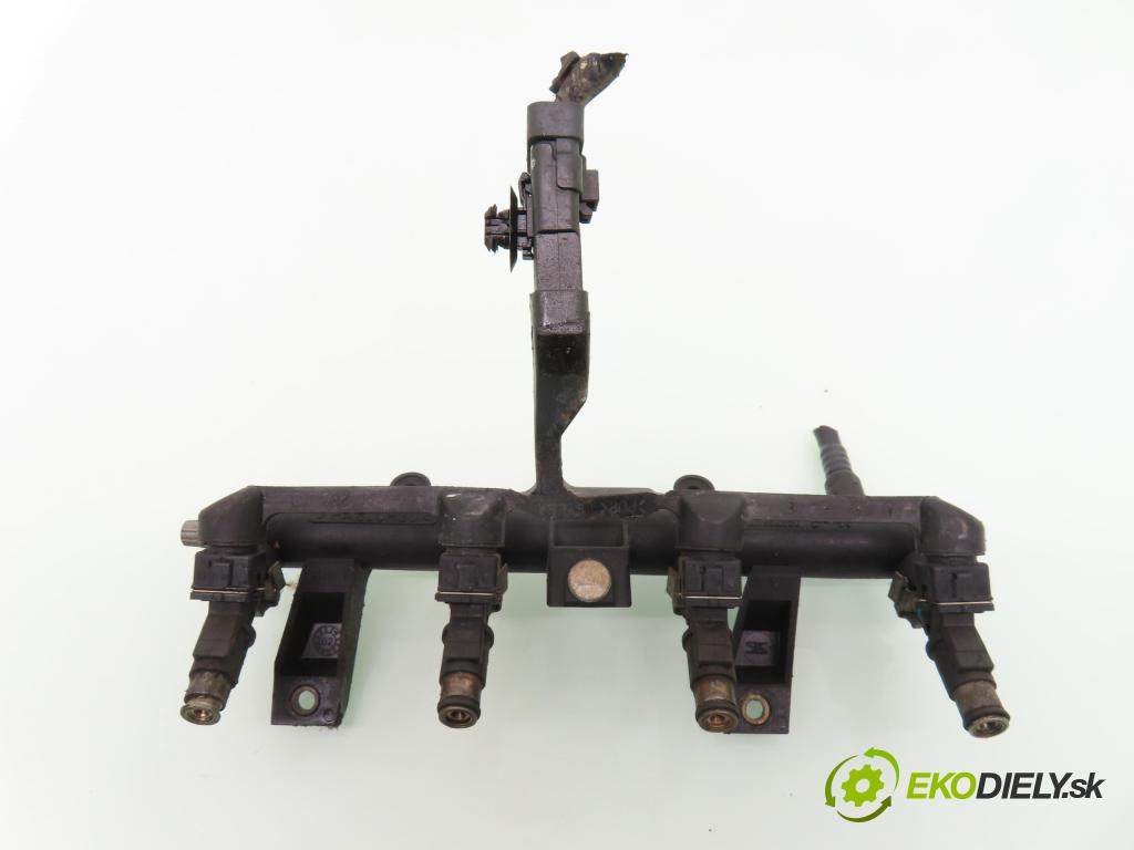 PEUGEOT 206 liftback (2A/C) HB 2002 55,00 1.4 75 - KFW 1360,00 Lišta vstrekovacia 9628982980D ; 9638128080 (Vstrekovacia lišta)