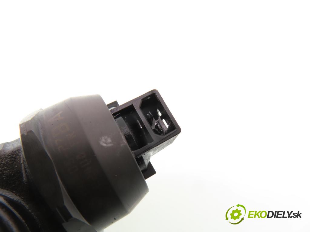 SEAT ALTEA (5P1) MINIVAN 2004 77,00 1.9 TDI PD 105 - BXE 1896,00 Vstrekovač 038130073AG ; 0414720215 (Vstrekovač paliva)