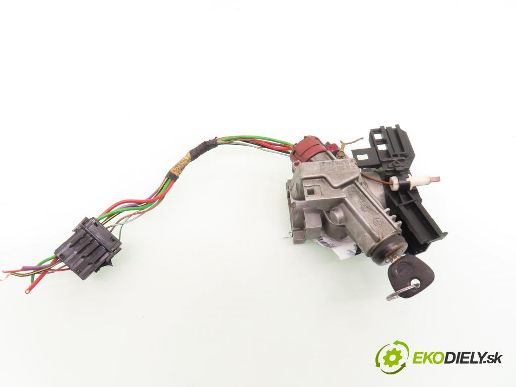 BMW 3 (E36) SEDAN 1991 83,00 318 i - M40 B18 (184E1) 1796,00 spinačka 11584580 ; 11602780 (Spínacia skrinka)