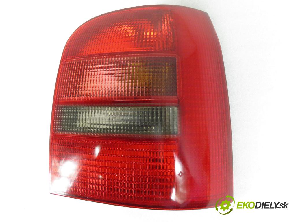 AUDI A4 Avant (8D5, B5) KOMBI 1996 81,00 1.9 TDI - AVG 1896,00 světlo pravé zadní 8D9945096