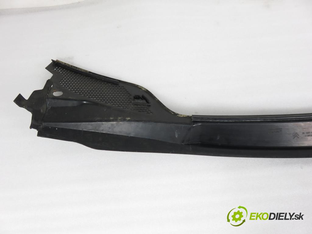 CITROEN C4 I (LC_) HB 2005 66,00 1.6 HDi - 9HX (DV6ATED4) 1560,00 torpédo plast pod čelní okno 96467935XT (Plast pod čelním sklem)