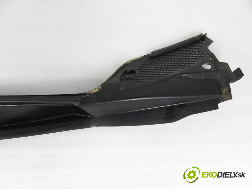 CITROEN C4 I (LC_) HB 2005 66,00 1.6 HDi - 9HX (DV6ATED4) 1560,00 torpédo plast pod čelní okno 96467935XT (Plast pod čelním sklem)