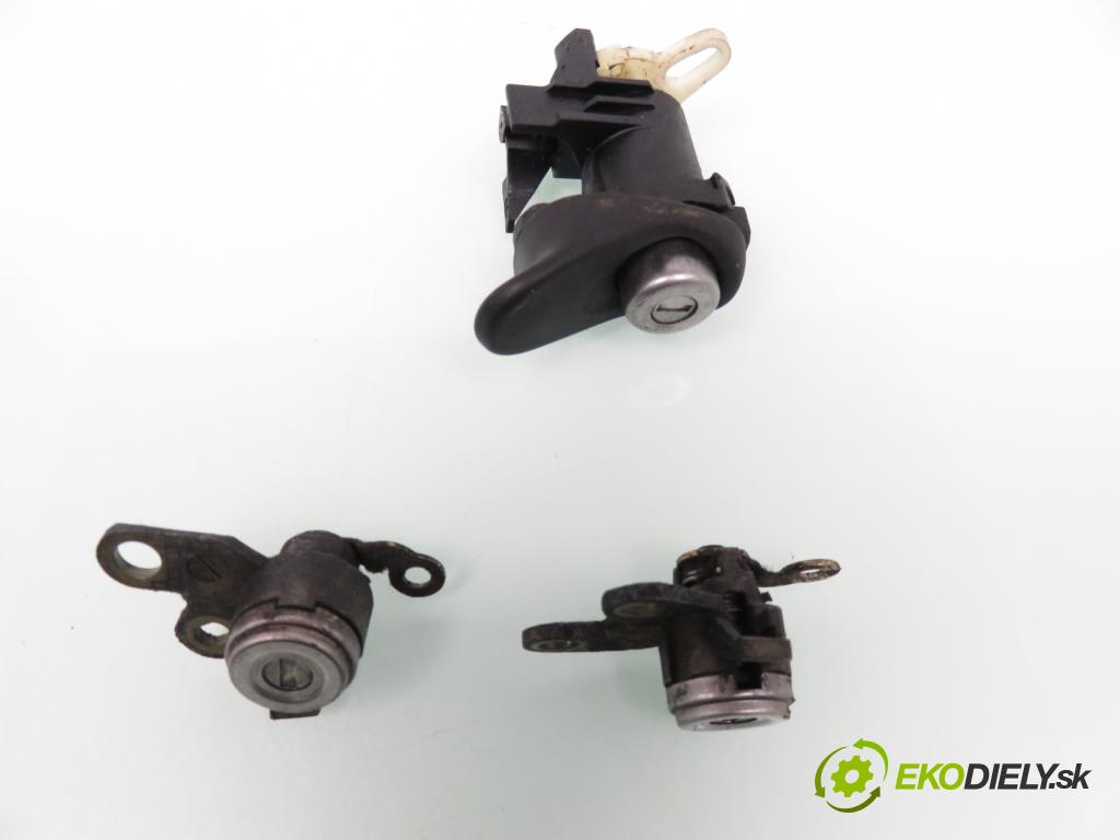 TOYOTA YARIS (_P1_) HB 2001 50,00 1.0 VVT- i 68 - 1SZ-FE 998,00 spinačka / zámky 450200D01