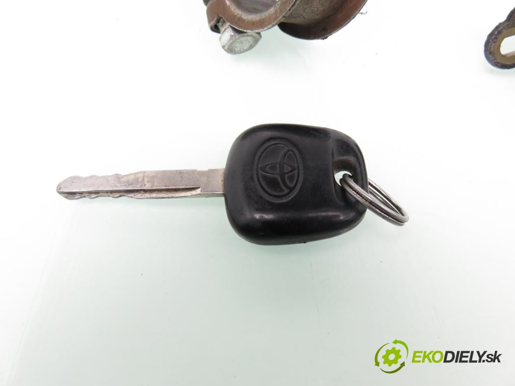 TOYOTA YARIS (_P1_) HB 2001 50,00 1.0 VVT- i 68 - 1SZ-FE 998,00 spinačka / zámky 450200D01