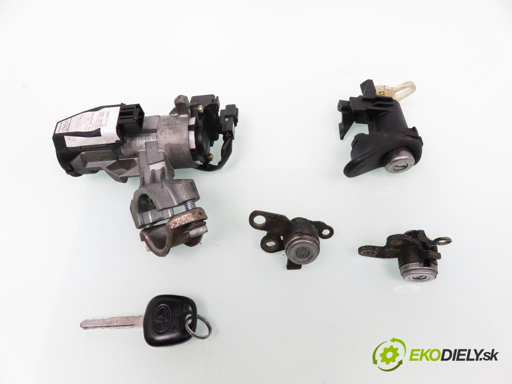 TOYOTA YARIS (_P1_) HB 2001 50,00 1.0 VVT- i 68 - 1SZ-FE 998,00 spinačka / zámky 450200D01