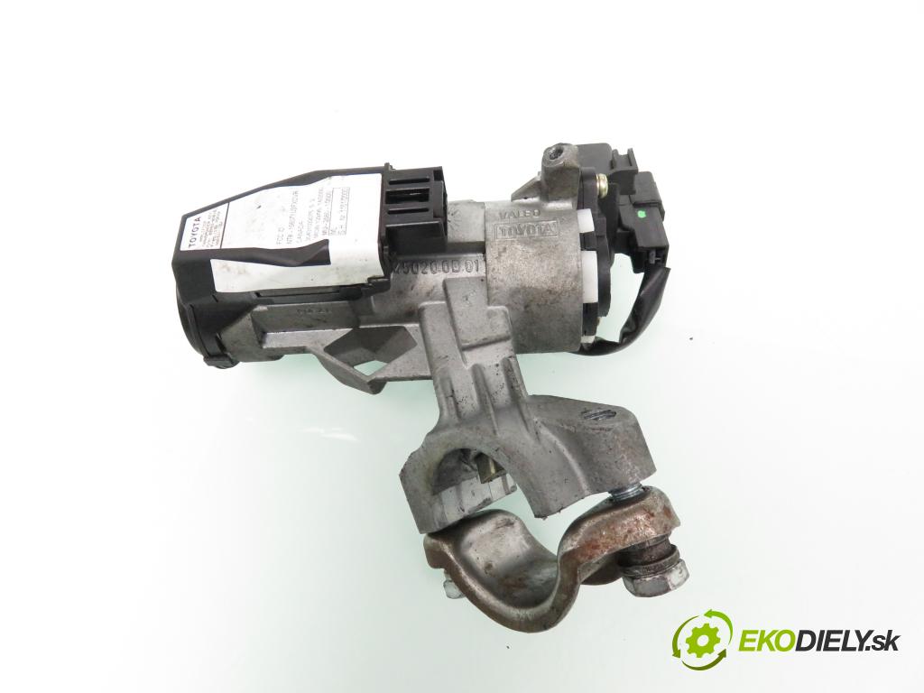 TOYOTA YARIS (_P1_) HB 2001 50,00 1.0 VVT- i 68 - 1SZ-FE 998,00 spinačka / zámky 450200D01