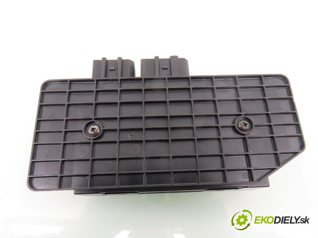 VW PASSAT B5.5 (3B3) SEDAN 2000 74,00 1.9 TDI PD 101 - AVB 1896,00 MODUL komfortu 1C0959799B