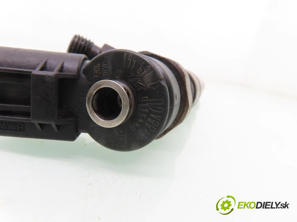 BMW 3 (E46) SEDAN 2002 110,00 320 d 150 - M47 D20 (204D4) 1995,00 vstrekovač 0445110131 (Vstrekovač paliva)