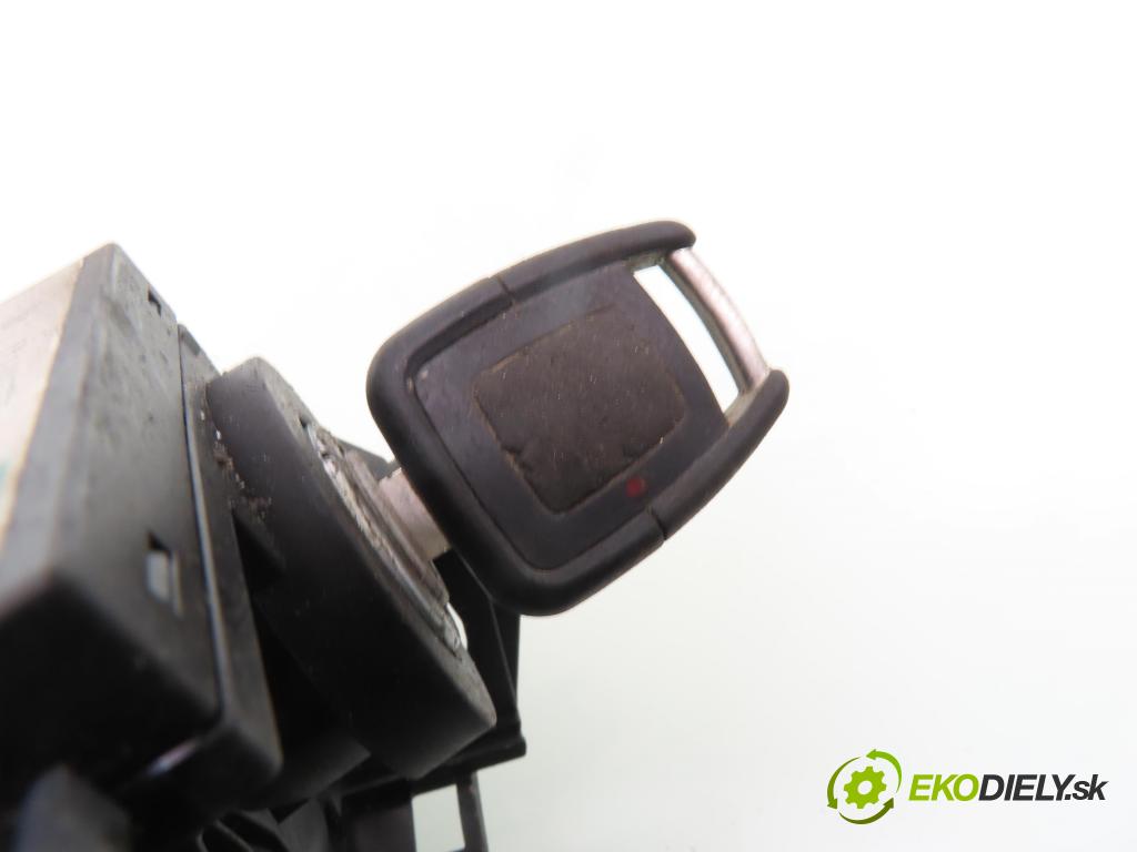 OPEL ZAFIRA A Nadwozie Wielkopojemne (MPV) (T98)  MINIVAN 2002 74,00 2.0 DTI 16V 101 - Y 20 DTH 1995,00 spinačka 90589313 ; 90589389 ; 24413106 (Spínacia skrinka)