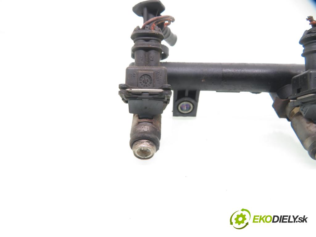 RENAULT LAGUNA I (B56_, 556_) LIFTBACK 1999 79,00 1.6 16V (B568, B561) - K4M 720 1598,00 Lišta vstrekovacia 7700112519 ; 048H104274 (Vstrekovacia lišta)