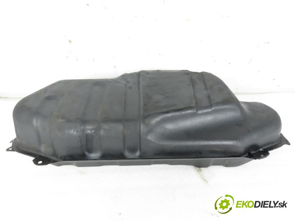 TOYOTA YARIS (_P1_) HB 2000 50,00 1.0 VVT- i 68 - 1SZ-FE 998,00 Nádržka paliva benzín 