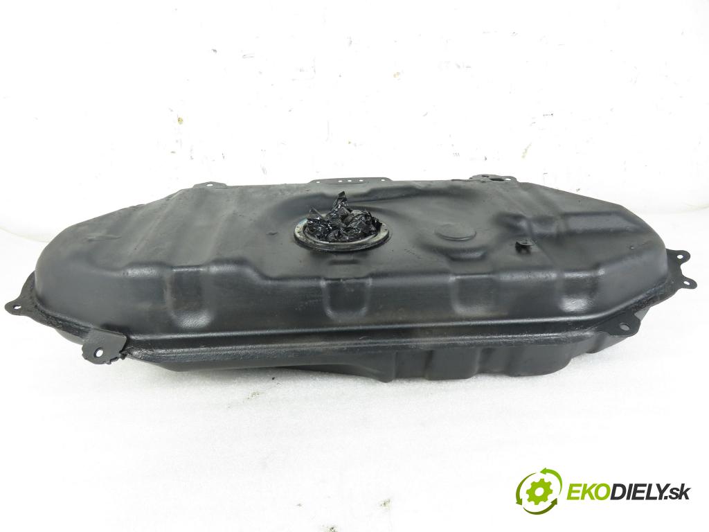 TOYOTA YARIS (_P1_) HB 2000 50,00 1.0 VVT- i 68 - 1SZ-FE 998,00 Nádržka paliva benzín