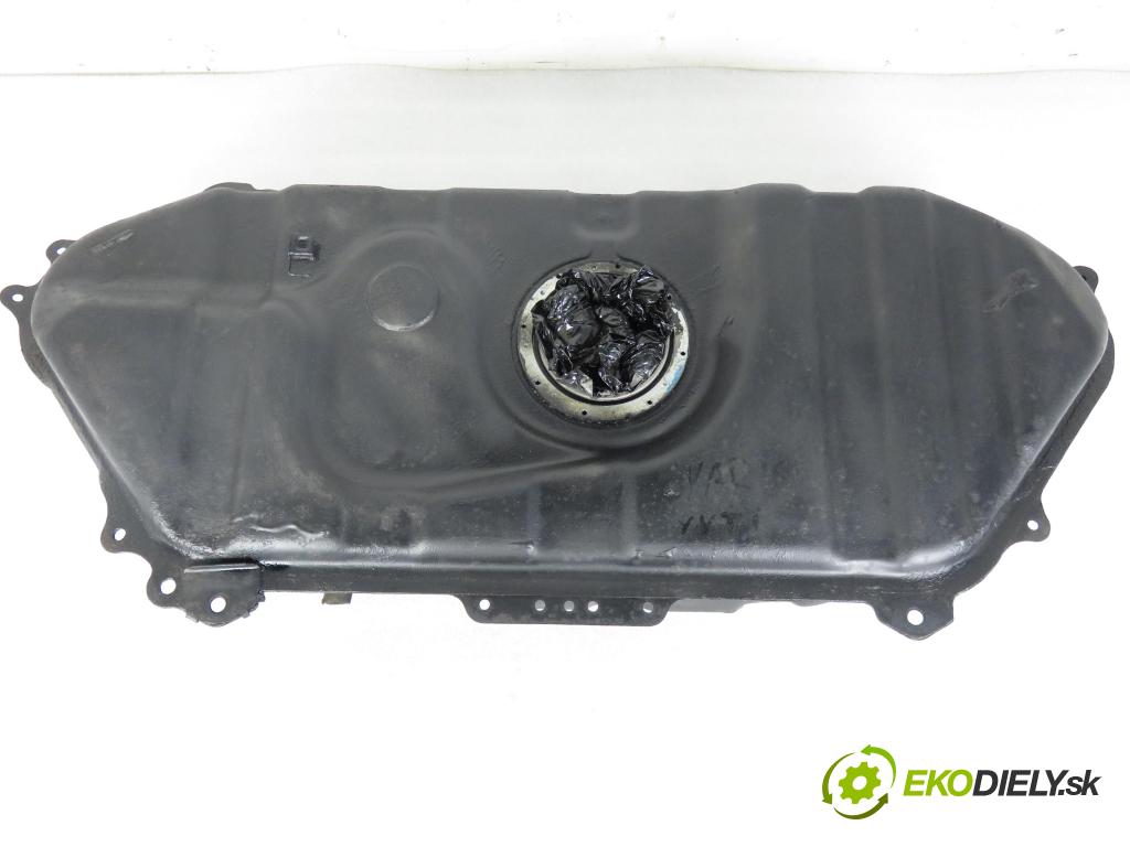 TOYOTA YARIS (_P1_) HB 2000 50,00 1.0 VVT- i 68 - 1SZ-FE 998,00 Nádržka paliva benzín