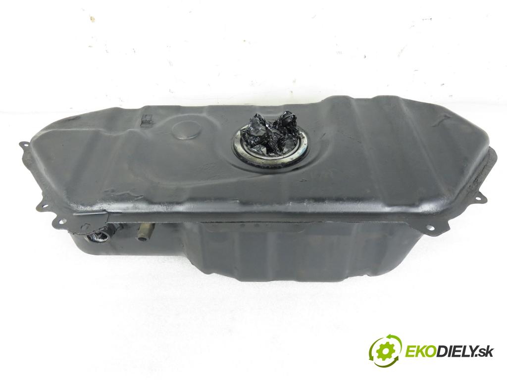 TOYOTA YARIS (_P1_) HB 2000 50,00 1.0 VVT- i 68 - 1SZ-FE 998,00 Nádržka paliva benzín