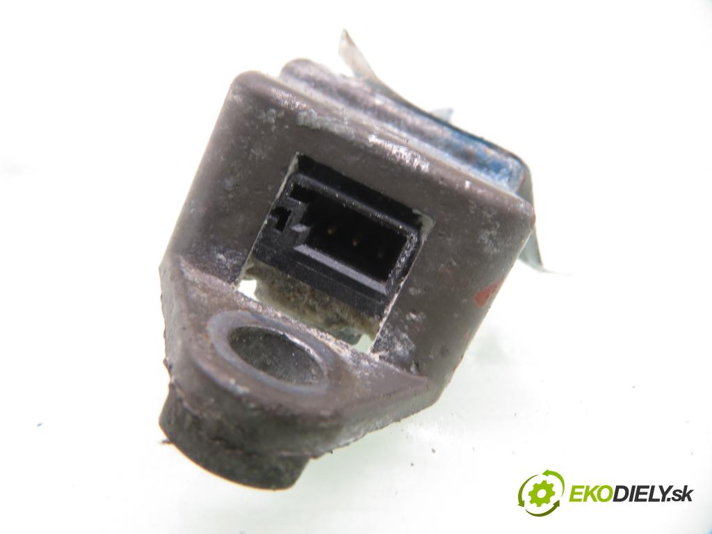 VW PASSAT B5 (3B2) SEDAN 1996 74,00 1.6 - ADP 1595,00 Snímač nárazu 0285001177 ; 3B0959643 (Snímač nárazu)