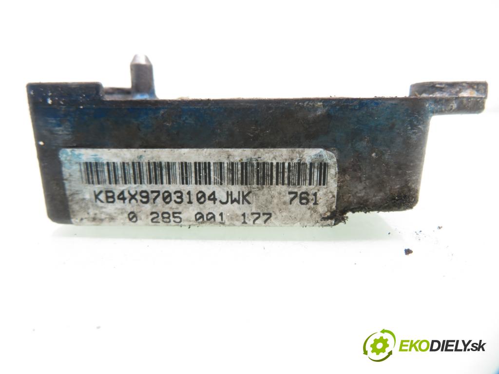 VW PASSAT B5 (3B2) SEDAN 1996 74,00 1.6 - ADP 1595,00 Snímač nárazu 0285001177 ; 3B0959643 (Snímač nárazu)