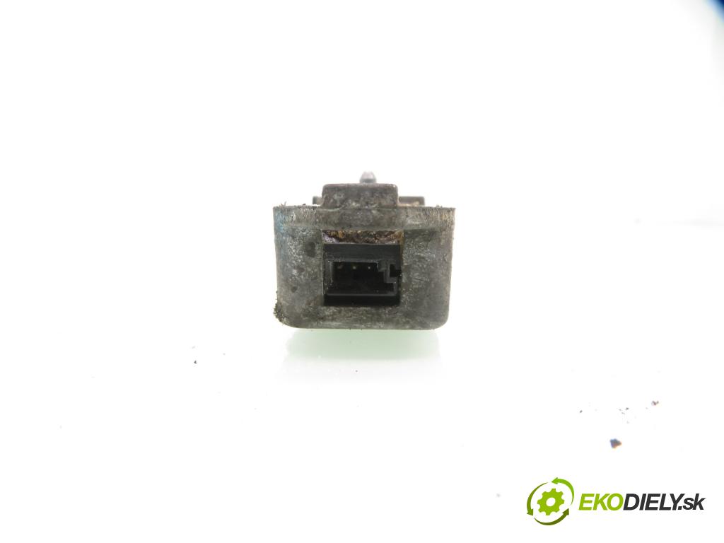 VW PASSAT B5 (3B2) SEDAN 1996 74,00 1.6 - ADP 1595,00 Snímač nárazu 0285001177 ; 3B0959643 (Snímač nárazu)