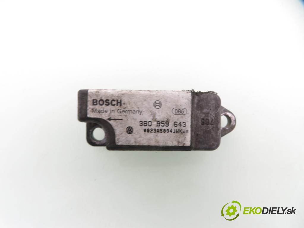 VW PASSAT B5 (3B2) SEDAN 1996 74,00 1.6 - ADP 1595,00 Snímač nárazu 0285001177 ; 3B0959643 (Snímač nárazu)
