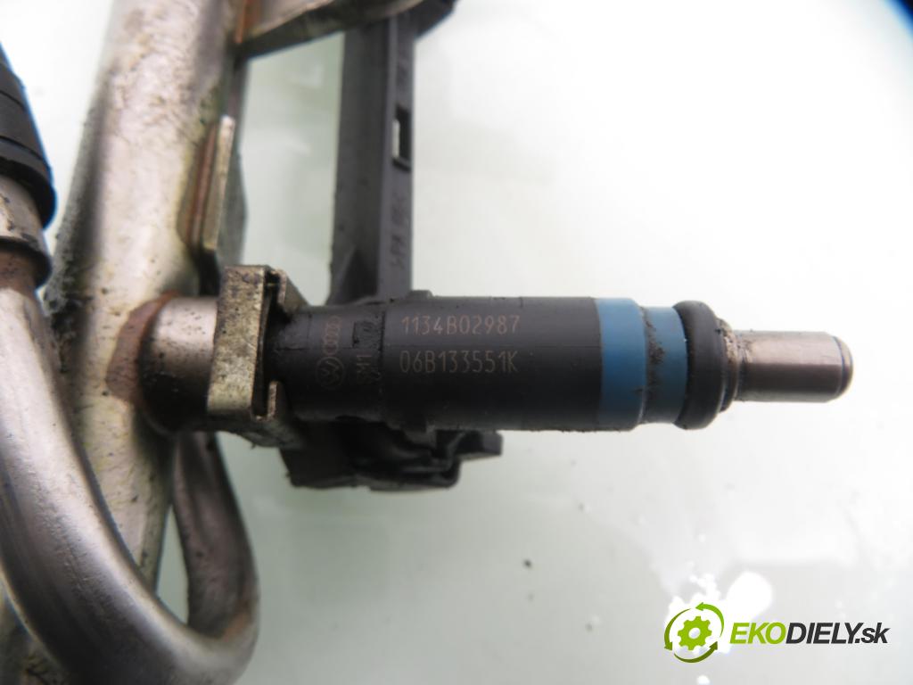 AUDI A4 (8E2, B6) SEDAN 2001 96,00 2.0 20V 130 - ALT 1984,00 lišta vstřikovací 058133681 ; 06B133551K (Vstřikovací lišta)