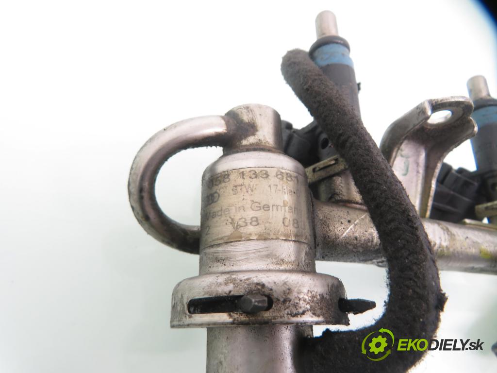 AUDI A4 (8E2, B6) SEDAN 2001 96,00 2.0 20V 130 - ALT 1984,00 lišta vstřikovací 058133681 ; 06B133551K (Vstřikovací lišta)