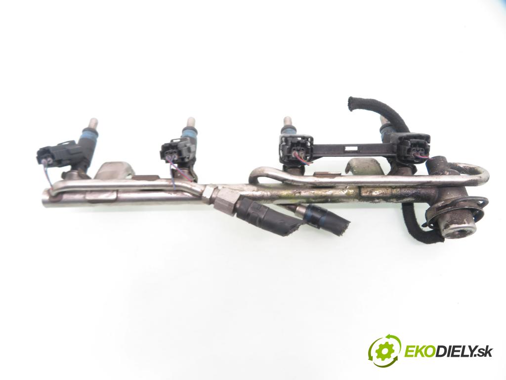 AUDI A4 (8E2, B6) SEDAN 2001 96,00 2.0 20V 130 - ALT 1984,00 lišta vstřikovací 058133681 ; 06B133551K (Vstřikovací lišta)