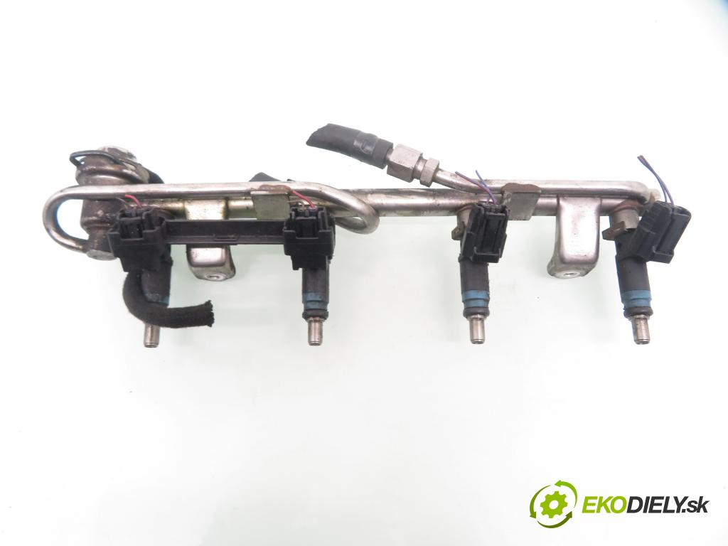 AUDI A4 (8E2, B6) SEDAN 2001 96,00 2.0 20V 130 - ALT 1984,00 lišta vstřikovací 058133681 ; 06B133551K (Vstřikovací lišta)