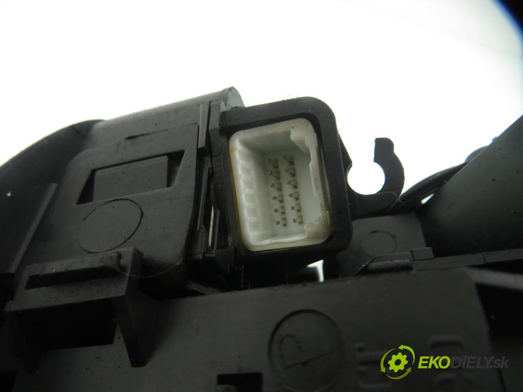 RENAULT SCENIC II (JM0/1_) MINIVAN 2006 63,00 1.5 dCi (JM1F) - K9K 724 1461,00 páčka/prepínač 8200511214