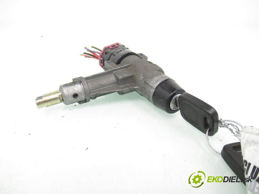 AUDI 80 (8C, B4) SEDAN 1992 55,00 1.9 TD - AAZ 1896,00 spinačka 893905851D (Spínacia skrinka)