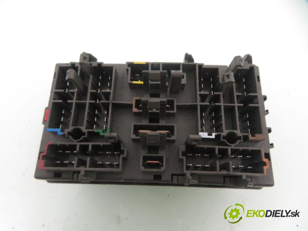 PEUGEOT 306 liftback (7A, 7C, N3, N5) SEDAN 1999 65,00 1.6 - NFZ (TU5JP) 1587,00 skříňka POJISTKY: 9636264180