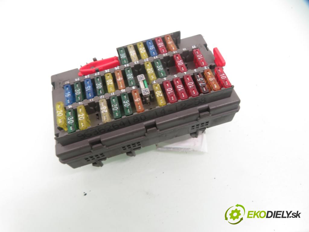 PEUGEOT 306 liftback (7A, 7C, N3, N5) SEDAN 1999 65,00 1.6 - NFZ (TU5JP) 1587,00 skříňka POJISTKY: 9636264180