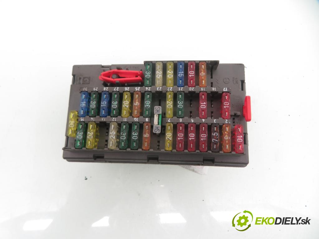 PEUGEOT 306 liftback (7A, 7C, N3, N5) SEDAN 1999 65,00 1.6 - NFZ (TU5JP) 1587,00 skříňka POJISTKY: 9636264180