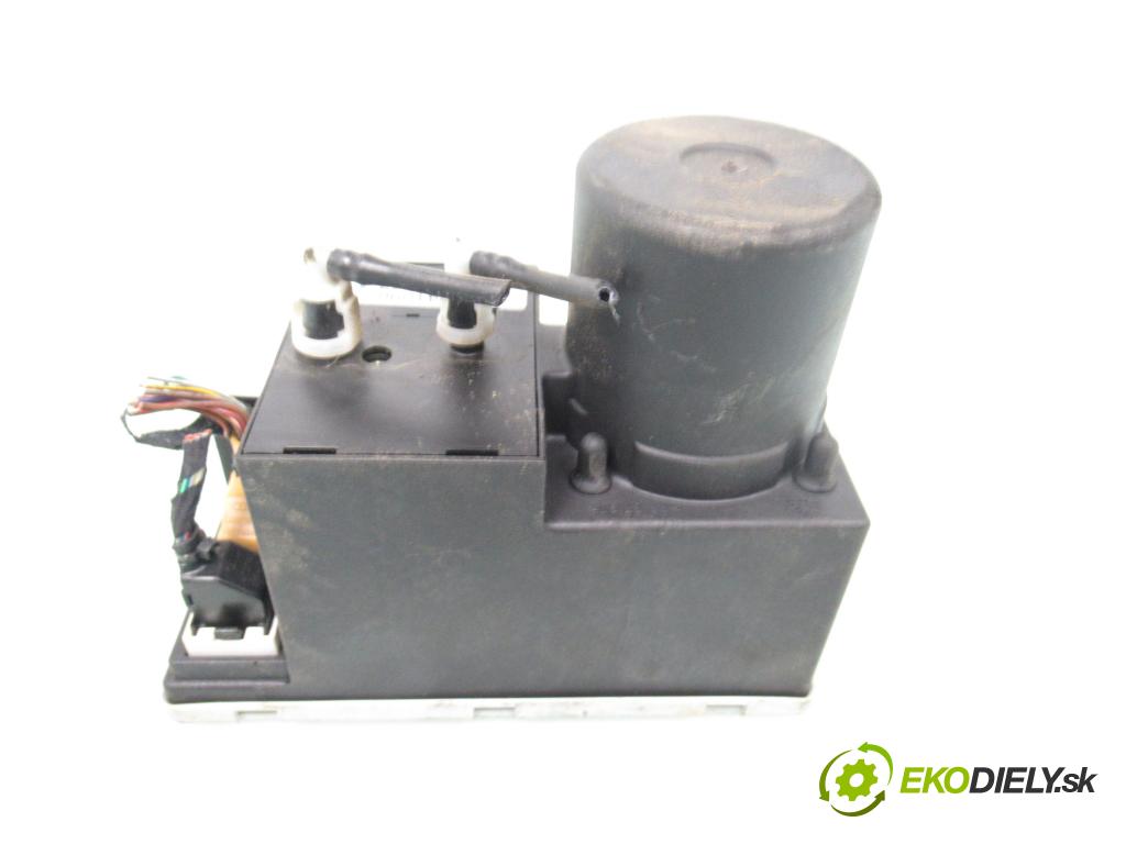 AUDI A4 (8D2, B5) SEDAN 1996 74,00 1.6 - ANA 1595,00 pumpa zámku centrálneho 8L0862257A