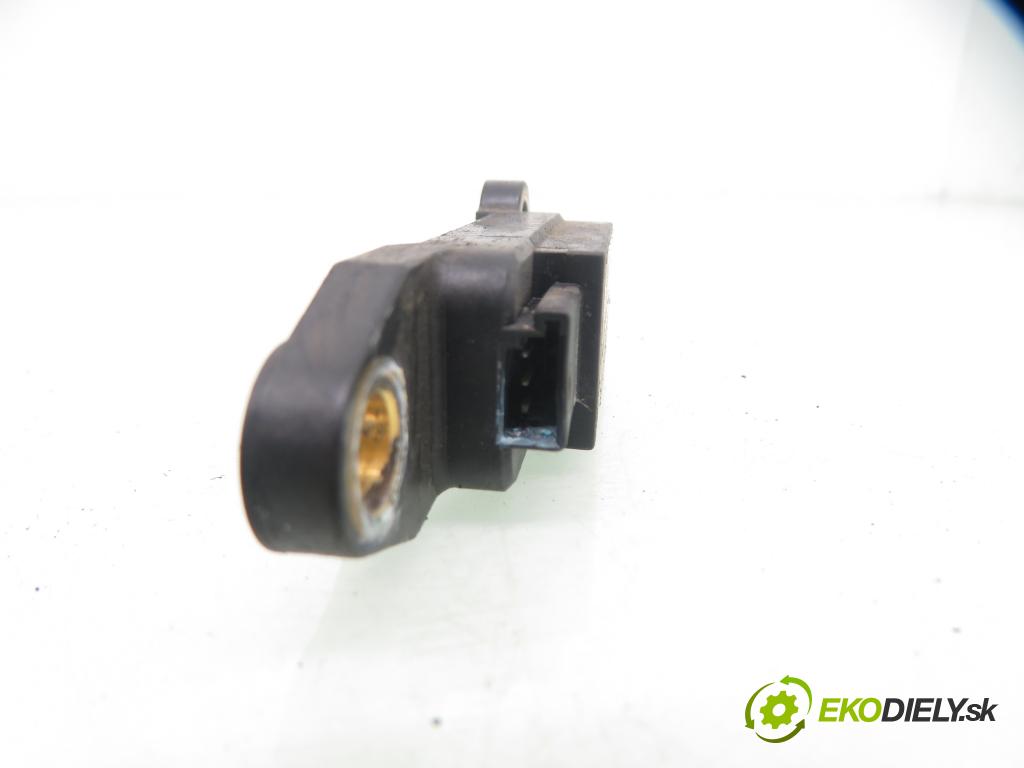 AUDI A4 (8D2, B5) KOMBI 1997 92,00 1.8 - ADR 1781,00 Snímač nárazu 8D0959643A (Snímač nárazu)