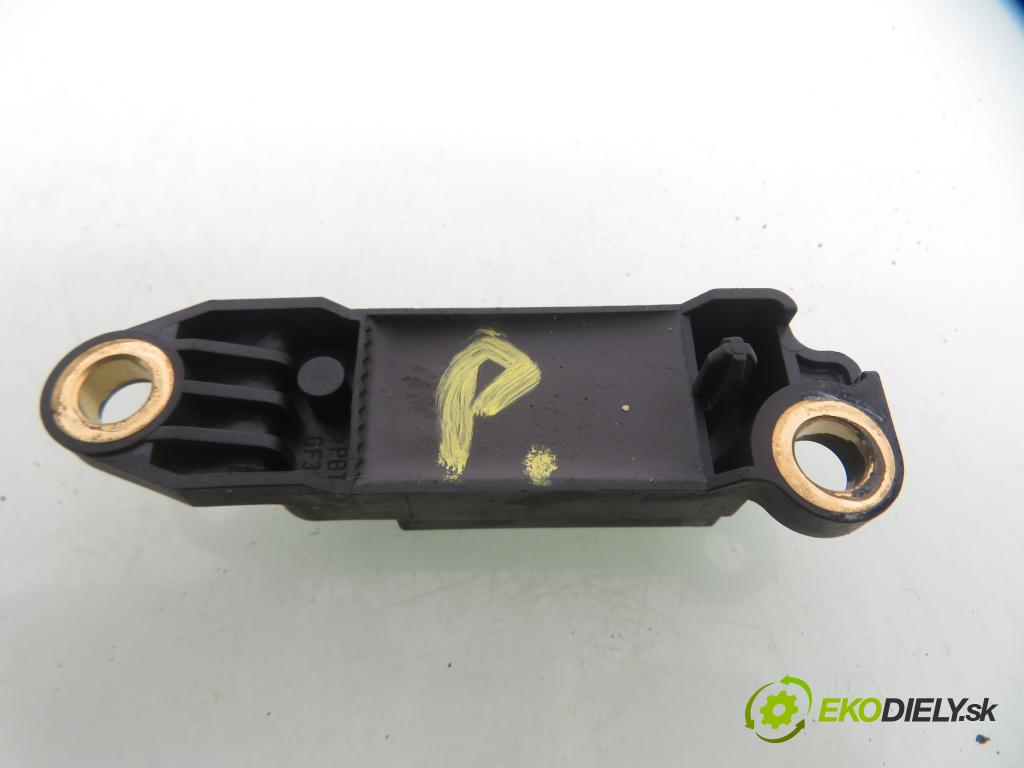 AUDI A4 (8D2, B5) KOMBI 1997 92,00 1.8 - ADR 1781,00 Snímač nárazu 8D0959643A (Snímač nárazu)