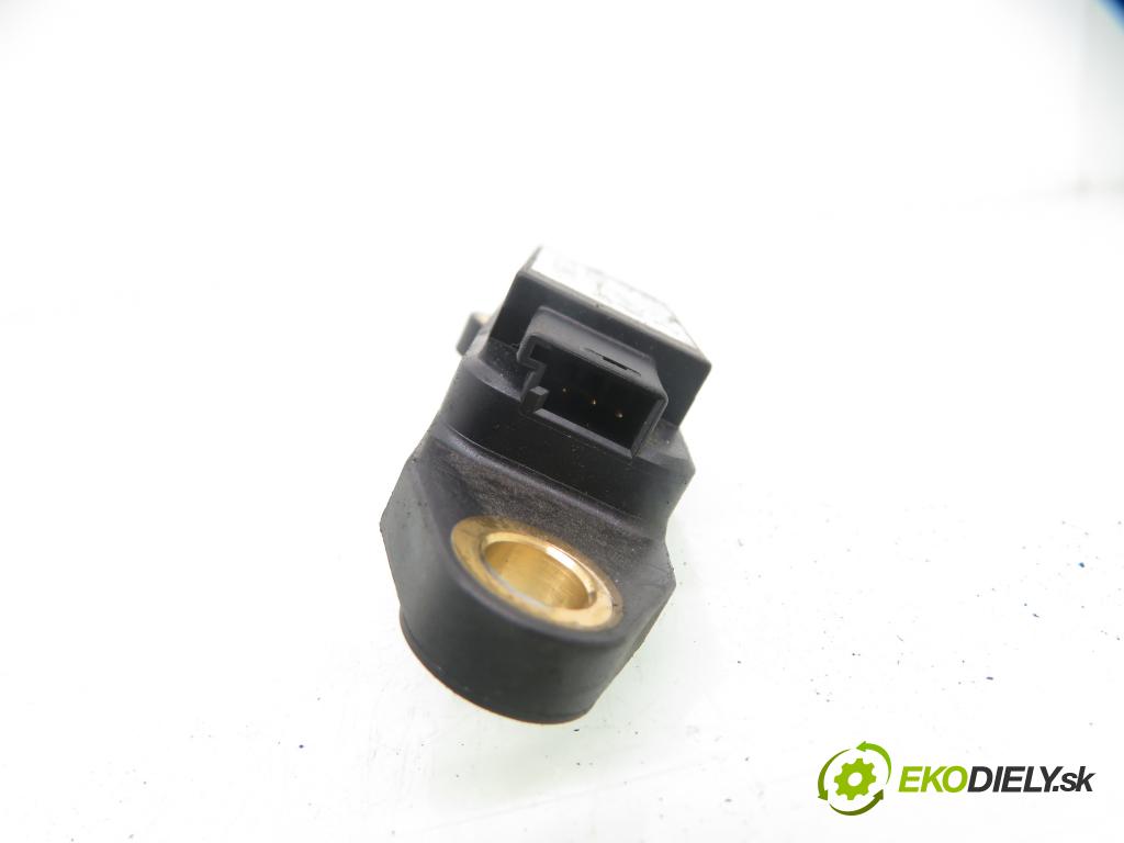 AUDI A4 (8D2, B5) KOMBI 1997 92,00 1.8 - ADR 1781,00 Snímač nárazu 8D0959643A (Snímač nárazu)