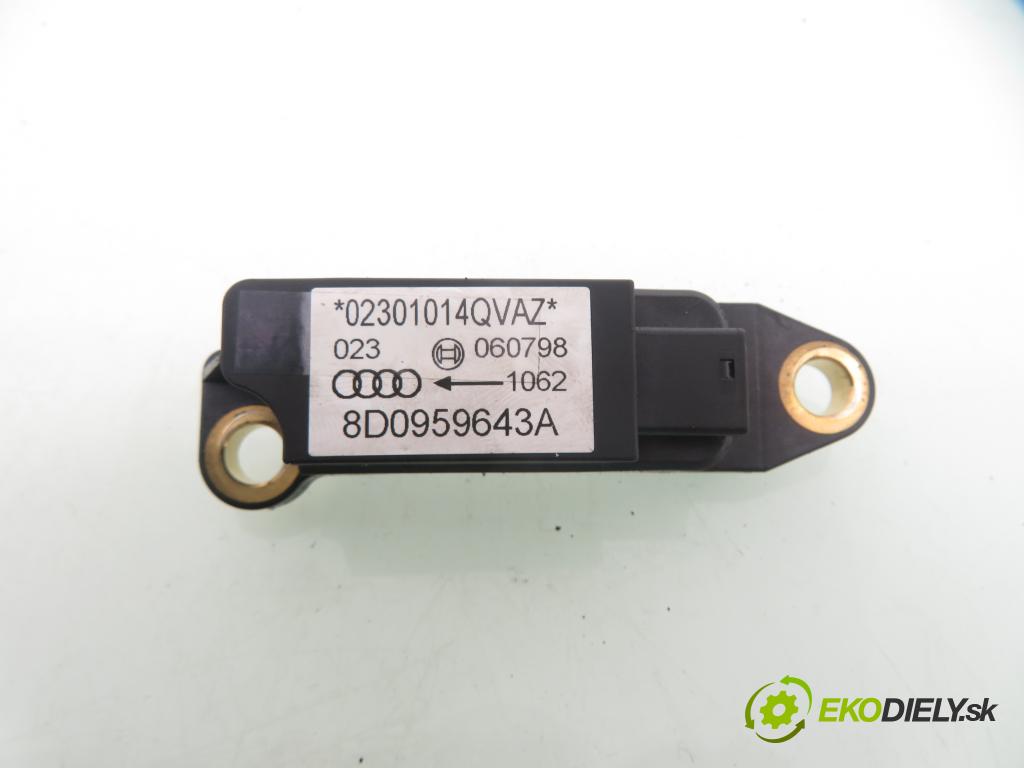 AUDI A4 (8D2, B5) KOMBI 1997 92,00 1.8 - ADR 1781,00 Snímač nárazu 8D0959643A (Snímač nárazu)