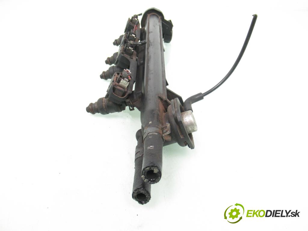 VW GOLF IV (1J1) HB 1998 74,00 1.6 - AKL 1595,00 lišta vstřikovací 06A133317A ; 037906031AA (Vstřikovací lišta)