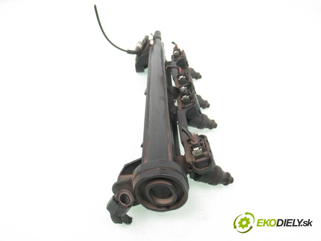 VW GOLF IV (1J1) HB 1998 74,00 1.6 - AKL 1595,00 lišta vstřikovací 06A133317A ; 037906031AA (Vstřikovací lišta)