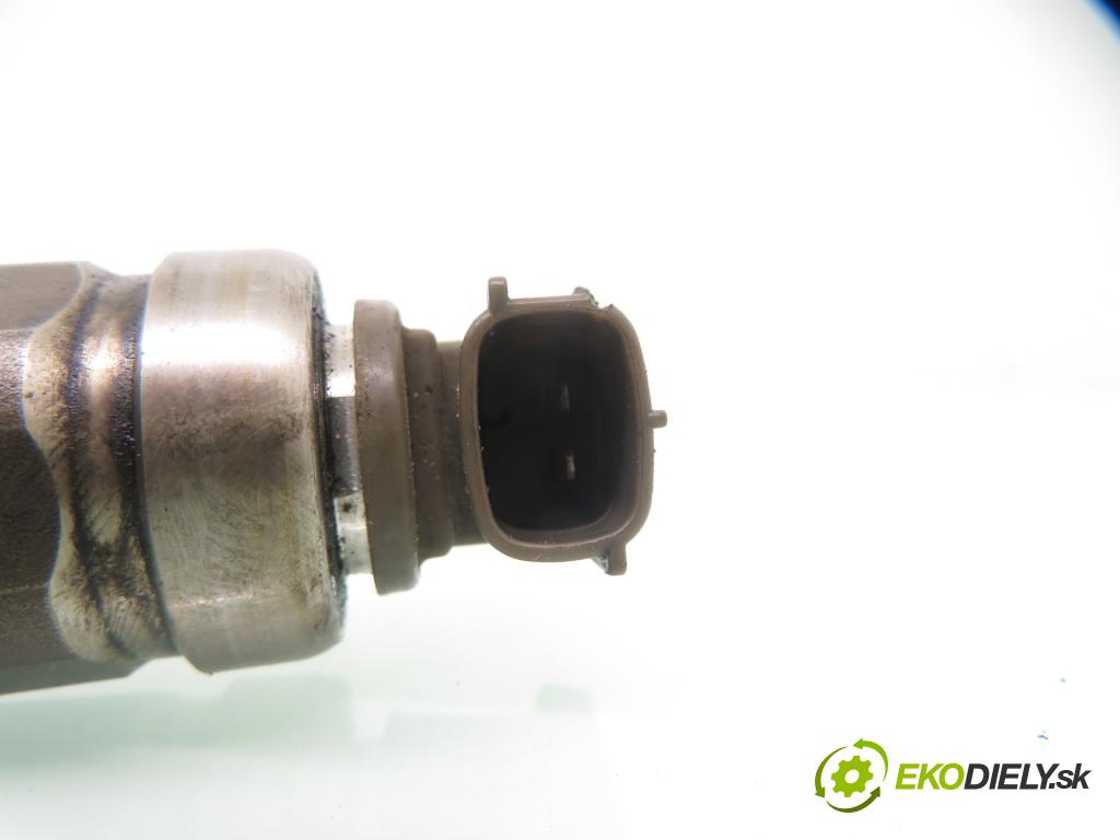 TOYOTA AVENSIS Station Wagon (_T22_) KOMBI 2001 81,00 2.0 D-4D 110 - 1CD-FTV 1995,00 vstrekovač 236700G010 (Vstrekovač paliva)