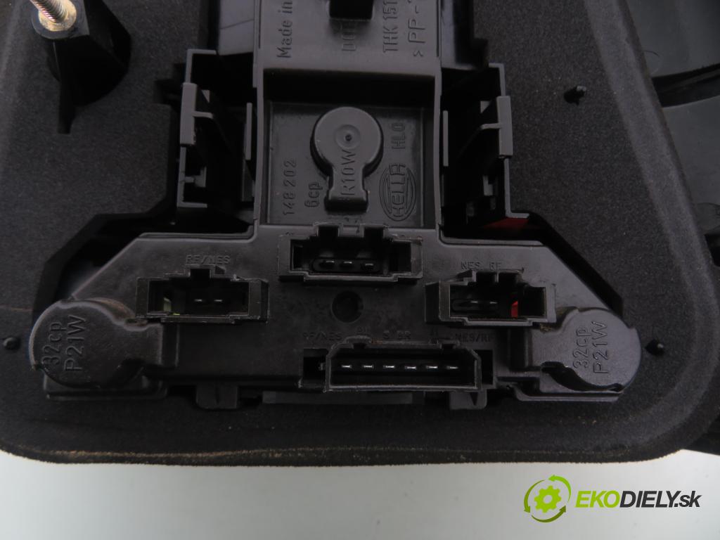 VW GOLF IV (1J1) HB 1998 74,00 1.6 - AKL 1595,00 světlo levé zadní 1J69451118 ; 1J6945257