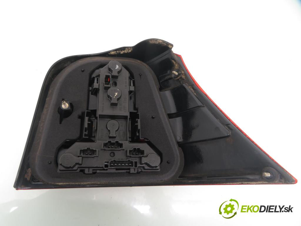 VW GOLF IV (1J1) HB 1998 74,00 1.6 - AKL 1595,00 světlo levé zadní 1J69451118 ; 1J6945257