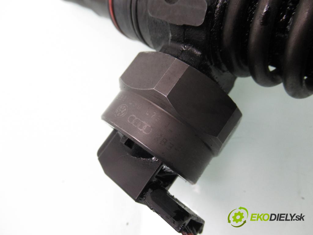 VW PASSAT B5.5 Variant (3B6) KOMBI 2000 74,00 1.9 TDI PD 101 - AVB 1896,00 Vstrekovač 038130073J (Vstrekovač paliva)